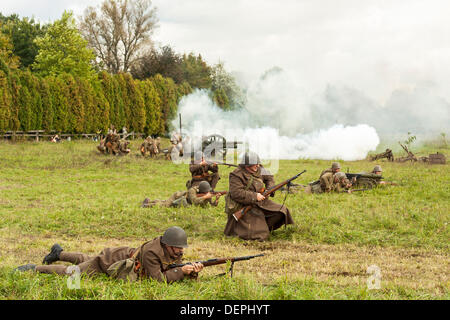 Lomianki, Pologne. 22 août, 2013. 22 Septembre, 2013. Pendant la bataille d'infanterie polonaise à Lomianki, Pologne - reconstitution historique : Travelfile Crédit/Alamy Live News Banque D'Images