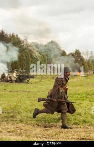 Lomianki, Pologne. 22 août, 2013. 22 Septembre, 2013. Pendant la bataille d'infanterie polonaise à Lomianki, Pologne - reconstitution historique : Travelfile Crédit/Alamy Live News Banque D'Images