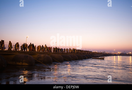 Pèlerins marchant sur un pont sur le Gange à Maha Kumbh, Allahabad, Uttar Pradesh, Inde Banque D'Images