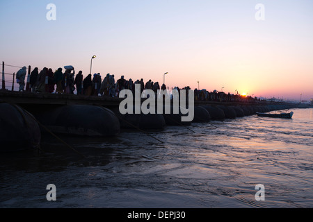 Pèlerins marchant sur un pont sur le Gange à Maha Kumbh, Allahabad, Uttar Pradesh, Inde Banque D'Images