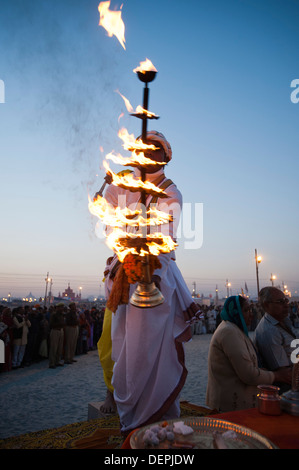Soirée aarti au prêtre effectuant Maha Kumbh, Allahabad, Uttar Pradesh, Inde Banque D'Images