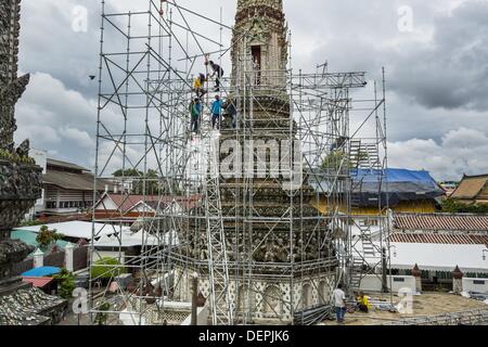 Bangkok, Thaïlande. 23 août, 2013. Les travailleurs des échafaudages autour d'un chedi du Wat Arun à Bangkok. Le nom complet de l'est du temple Wat Arunratchawararam Ratchaworamahavihara. Le plus remarquable de la Wat Arun est son prang central (tour de style Khmer). La célèbre stupa, connue localement sous le nom de Phra Prang Wat Arun, sera fermée pendant trois ans pour l'exécution de certaines réparations et de rénovation ainsi que d'autres structures dans le temple composé. Ce sera le plus gros travail de réparation et de rénovation sur le stupa dans les 14 dernières années. Dans le passé, même à grande échelle alors que le travail était fait, le stupa utilisé pour rem Banque D'Images