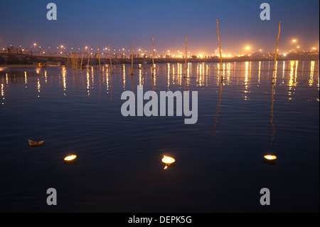 Lampes à huile en feu flottant sur le Gange à Maha Kumbh, Allahabad, Uttar Pradesh, Inde Banque D'Images