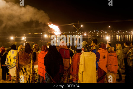 Pèlerins au soir aarti sur la banque du fleuve Gange à Maha Kumbh, Allahabad, Uttar Pradesh, Inde Banque D'Images