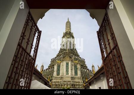 Bangkok, Thaïlande. 23 août, 2013. Le célèbre central chedi du Wat Arun encadrée par la porte du temple. Le nom complet de l'est du temple Wat Arunratchawararam Ratchaworamahavihara. Le plus remarquable de la Wat Arun est son prang central (tour de style Khmer). La célèbre stupa, connue localement sous le nom de Phra Prang Wat Arun, sera fermée pendant trois ans pour l'exécution de certaines réparations et de rénovation ainsi que d'autres structures dans le temple composé. Ce sera le plus gros travail de réparation et de rénovation sur le stupa dans les 14 dernières années. Dans le passé, même à grande échelle alors que le travail était fait, le stupa utilisé t Banque D'Images