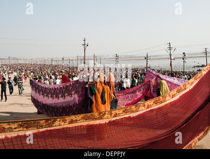 Foule de pèlerins sur la banque du fleuve Gange sacré lors d'une baignoire à Maha Kumbh, Allahabad, Uttar Pradesh, Inde Banque D'Images