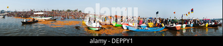 Bateaux sur la banque du Gange à Maha Kumbh, Allahabad, Uttar Pradesh, Inde Banque D'Images