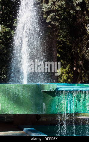 Fontaine eau jet dans un parc. Banque D'Images