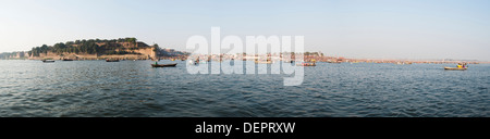 Bateaux dans le Gange avec fort en arrière-plan, Allahabad, Uttar Pradesh, Inde Banque D'Images