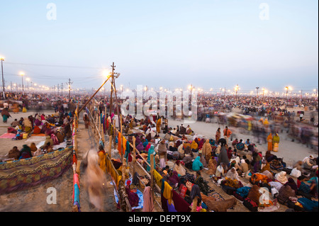 Foule de pèlerins à un bain à saint Maha Kumbh, Allahabad, Uttar Pradesh, Inde Banque D'Images