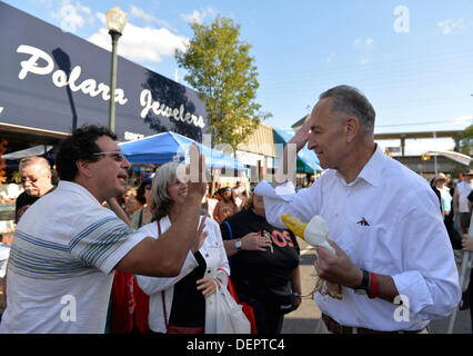 Bellmore, New York, États-Unis 22 septembre 2013. Le sénateur américain Charles 'chuck' SCHUMER (démocrate), la course à l'élection de novembre, et un homme gifle '5', alors qu'à se parler pendant la campagne du sénateur visite au 27e Festival annuel de Bellmore, avec plaisir en famille avec des expositions et attractions touristiques dans une zone de bloc de 25 mètres carrés, avec plus de 120 000 personnes attendues au cours de la fin de semaine. Credit : Ann E Parry/Alamy Live News Banque D'Images