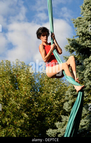 Bellmore, New York, États-Unis 22 septembre 2013. ROBIN LYNCH, aerialist de Valhalla, Westchester, effectue pendant de tissu aérien à la 27e Festival annuel de Bellmore, avec plaisir en famille avec des expositions et attractions touristiques dans une zone de bloc de 25 mètres carrés, avec plus de 120 000 personnes attendues au cours de la fin de semaine. Credit : Ann E Parry/Alamy Live News Banque D'Images