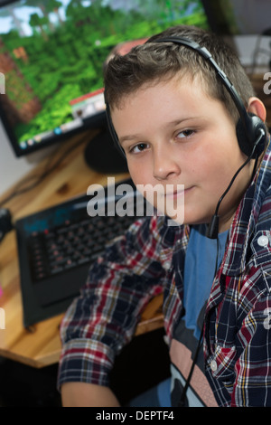 Young caucasian boy in headset pc jeu. Banque D'Images