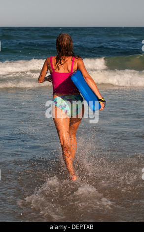 Ajustement mature femme en bonne santé (ou corps) boogey embarquement dans le surf à la Gold Coast. Banque D'Images