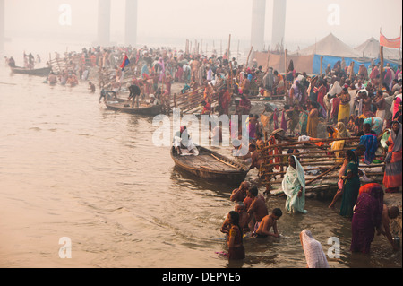 Pèlerins prenant une immersion sainte à Ganges River à Maha Kumbh, Allahabad, Uttar Pradesh, Inde Banque D'Images