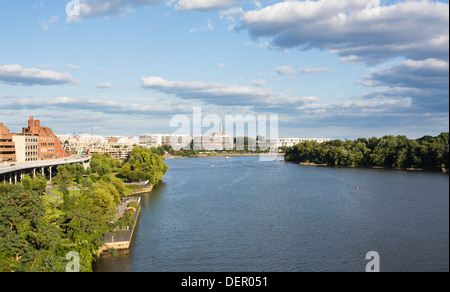Vue sur la rivière Potomac à Washington DC avec la Whitehurst Freeway (L) avec le Washington Monument dans la distance de Key Bridge Banque D'Images