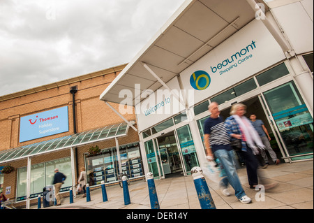 Beaumont shopping centre shoppers Leicester . Un British Land PLC administré retail park. Banque D'Images