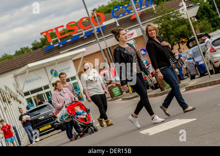 Beaumont shopping centre shoppers Leicester . Un British Land PLC administré retail park. Banque D'Images