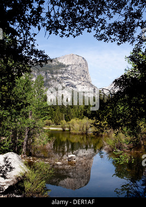 Yosemite National Park, California, USA avec de belles dans le lac Miroir Tenaya Creek Canyon dans l'été Banque D'Images