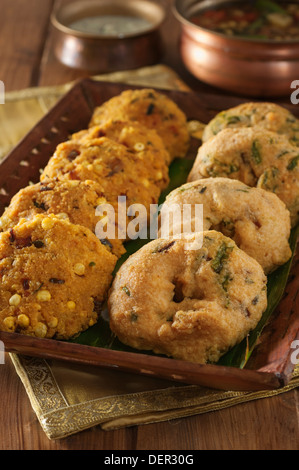 Vada. Beignets de lentilles . L'Inde du Sud et Sri Lanka Banque D'Images