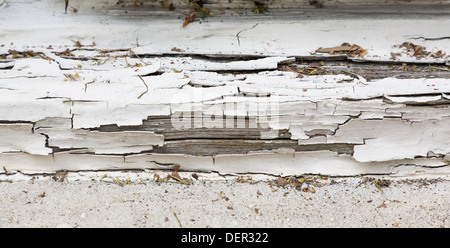 Grumes de vieille peinture blanche sur le châssis de fenêtre en bois Banque D'Images