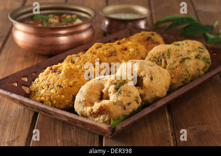 Vada. Beignets de lentilles . L'Inde du Sud et Sri Lanka Banque D'Images