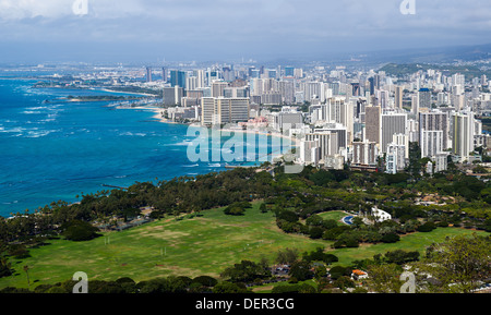 Waikiki, Honolulu, Oahu, Hawaï en depuis le sommet de Diamond Head crater Banque D'Images