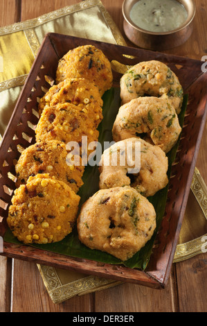 Vada. Beignets de lentilles . L'Inde du Sud et Sri Lanka Banque D'Images