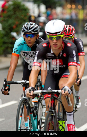 Alex Peters de l'équipe de Madison Genèse passe par Londres à l'étape finale de la Tournée 2013 de la Grande-Bretagne. Banque D'Images