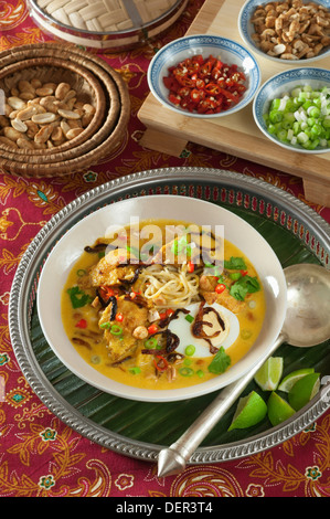 Kaukswe Ohno. Poulet Curry birman de Coco soupe de nouilles. Birmanie Myanmar Banque D'Images