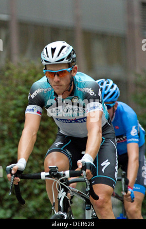 Les cavaliers de l'équipe Omega Pharma Quick-Step passent par Londres à l'étape finale de la Tournée 2013 de la Grande-Bretagne. Banque D'Images