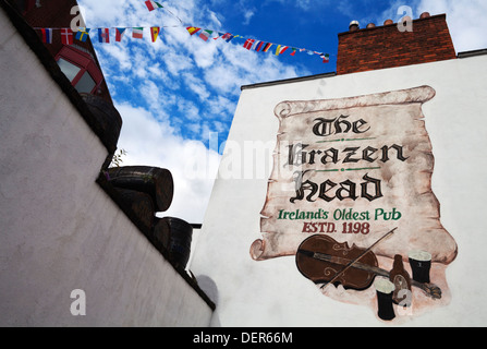 Enseigne murale pour le Brazen Head pub, créé en 1198, ce qui en fait l'une des plus anciennes d'Irlande, Bridge Street, Dublin, Irlande Banque D'Images