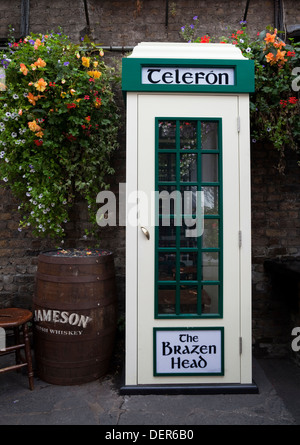 Un Original Poster cabine téléphonique, le Brazen Head pub, Bridge Street, Dublin, Irlande Banque D'Images