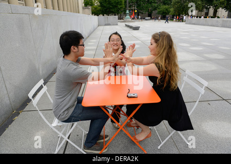 Institut de langue anglaise. Les étudiants étrangers apprennent l'anglais comme langue seconde à Yale Summer School jouer des mains jeu. Banque D'Images