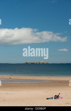 Une vue sur le phare de l'Île Farne intérieur de la plage de Bamburgh Northumberland, au Royaume-Uni, Banque D'Images