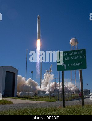 La fusée Antares a été lancée depuis le port spatial régional Mid-Atlantic, livrant du fret à la Station spatiale internationale via le vaisseau spatial Cygnus, soutenant la mission de ravitaillement de la NASA. Banque D'Images