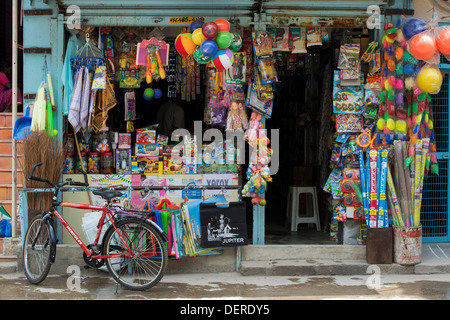 Boutique indienne colorée à Puttaparthi, de l'Andhra Pradesh en Inde Banque D'Images