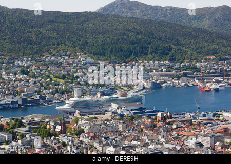 Vue de haut de grand bateau de croisière amarré dans le port de Ventura vu depuis le mont Floyen, Bergen, Hordaland, Norvège, Scandinavie Banque D'Images