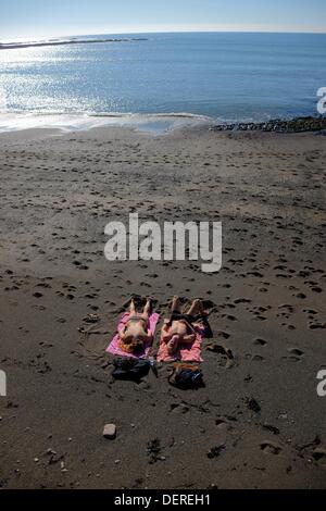 Aberystwyth, UK. 23 août, 2013. Les gens en train de bronzer sur la plage, profitant de la fin de septembre soleil, à la mer, Aberystwyth au Pays de Galles au Royaume-Uni. 23 septembre 2013 Crédit : Keith morris/Alamy Live News Banque D'Images