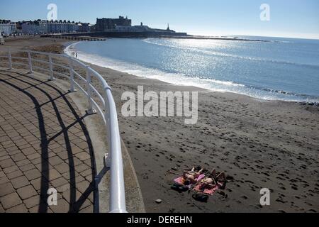 Aberystwyth, UK. 23 août, 2013. Les gens en train de bronzer sur la plage, profitant de la fin de septembre soleil, à la mer, Aberystwyth au Pays de Galles au Royaume-Uni. 23 septembre 2013 Crédit : Keith morris/Alamy Live News Banque D'Images