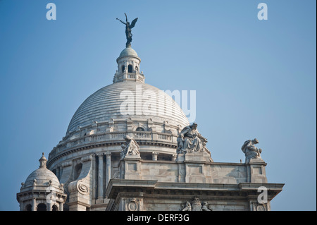 Low angle view of a dome, Victoria Memorial, Kolkata, West Bengal, India Banque D'Images