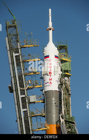 Grand bras mécanismes sur chaque côté de l'engin spatial Soyouz TMA-10M sont soulevées en position pour fixer la fusée au cosmodrome de Baïkonour le 23 septembre 2013 à Baïkonour, au Kazakhstan. Lancement de la fusée transportant l'Expédition 37 vers la Station spatiale internationale est prévue pour le 26 septembre. Banque D'Images