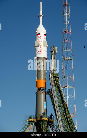 Grand bras mécanismes sur chaque côté de l'engin spatial Soyouz TMA-10M sont soulevées en position pour fixer la fusée au cosmodrome de Baïkonour le 23 septembre 2013 à Baïkonour, au Kazakhstan. Lancement de la fusée transportant l'Expédition 37 vers la Station spatiale internationale est prévue pour le 26 septembre. Banque D'Images