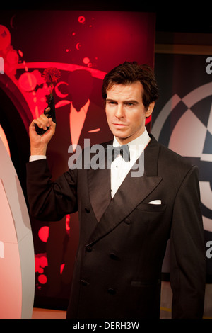 Pierce Brosnan avec un pistolet de James Bond dans la figure de cire Madame Tussauds Amsterdam, Hollande, Pays-Bas. Banque D'Images