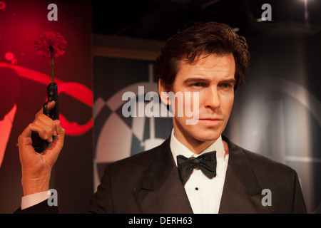 Pierce Brosnan avec un pistolet de James Bond dans la figure de cire Madame Tussauds Amsterdam, Hollande, Pays-Bas. Banque D'Images