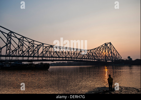 Pont sur une rivière, Howrah Bridge, rivière Hooghly, Kolkata, West Bengal, India Banque D'Images