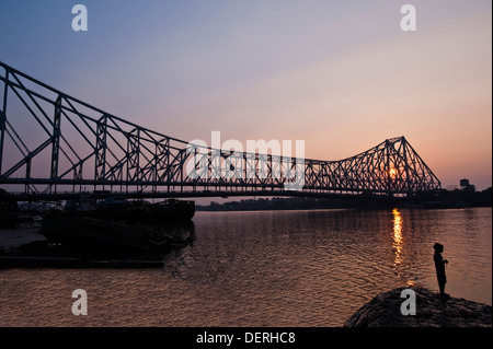 Pont sur une rivière, Howrah Bridge, rivière Hooghly, Kolkata, West Bengal, India Banque D'Images