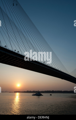 Pont sur une rivière, Vidyasagar Setu, fleuve Hooghly, Kolkata, West Bengal, India Banque D'Images