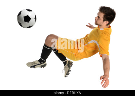 Soccer player kicking ball isolé sur fond blanc Banque D'Images