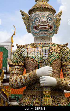 Guardian statue. Wat Phra Kaew, ou temple du Bouddha Émeraude. grand palais. Bangkok, Thailande, Asie. Banque D'Images